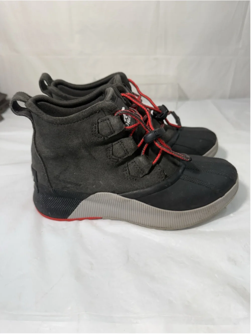Sorel Out N About Boots Youth Size 4 Grey Red Shoes Waterproof Kids NY4564 093
